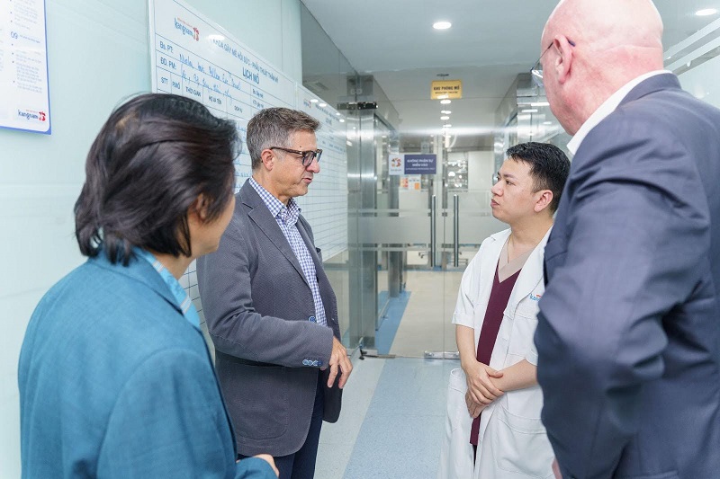 Đại diện 2 bên cùng trao đổi về mẫu túi ngực