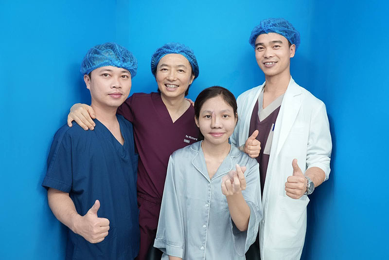 TS.BS Richard Huy và ekip tiến hành thì phẫu thuật đầu tiên cho Thiên Cát