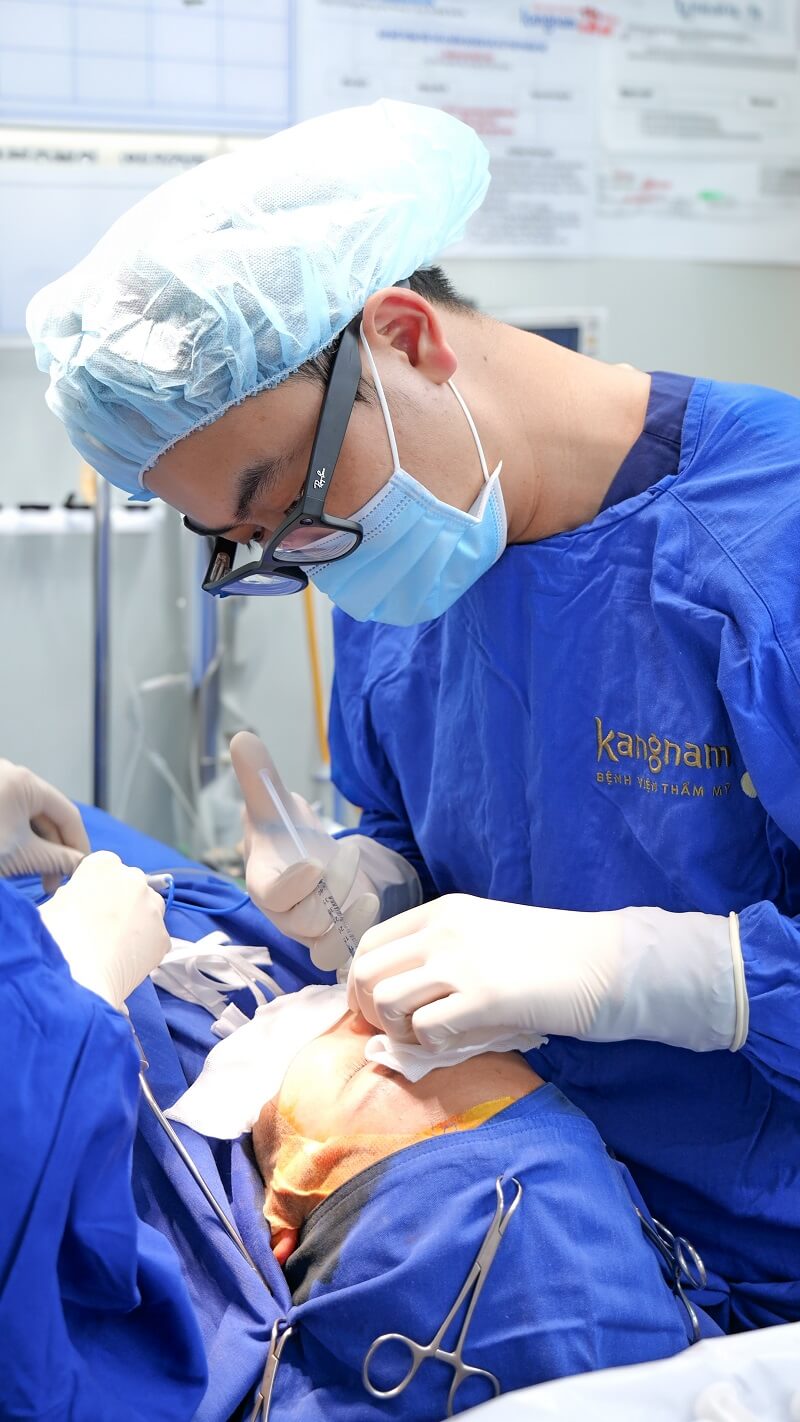 Bác sĩ Frankie Vũ phẫu thuật nâng mũi cho Gia Ân