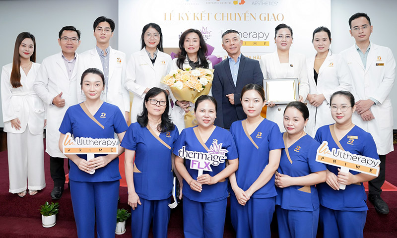 Dr. Thủy Lê cùng các y bác sĩ tại Kangnam