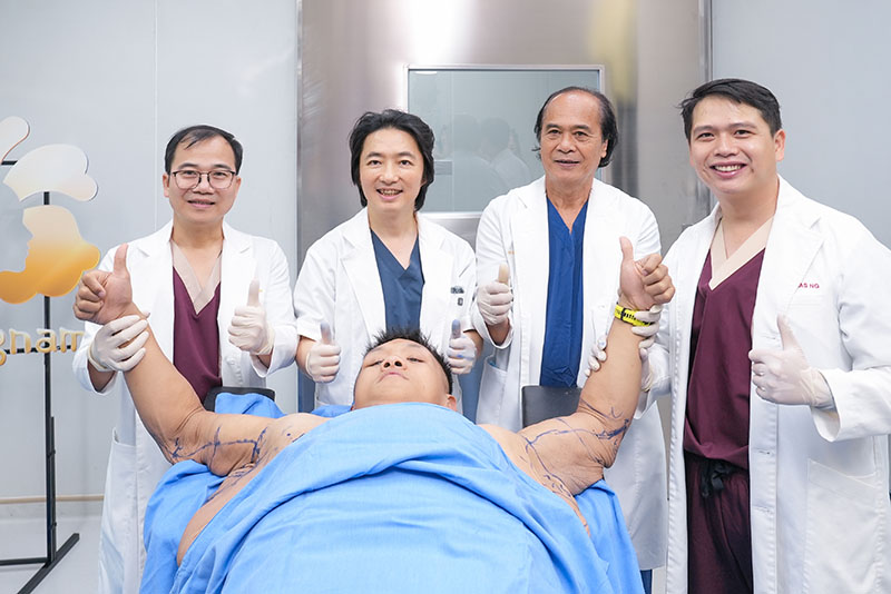 Ê-kíp bác sĩ thực hiện ca phẫu thuật cho Trọng Nhân