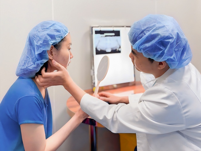 Bác sĩ chuyên môn cao tận tình đánh giá tình trạng