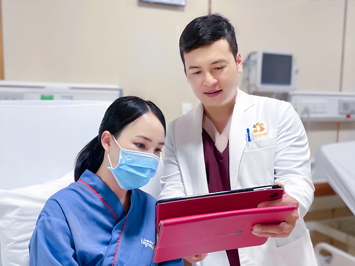 Dr. Harvey Nguyễn đã có hơn 20 năm kinh nghiệm nâng mũi