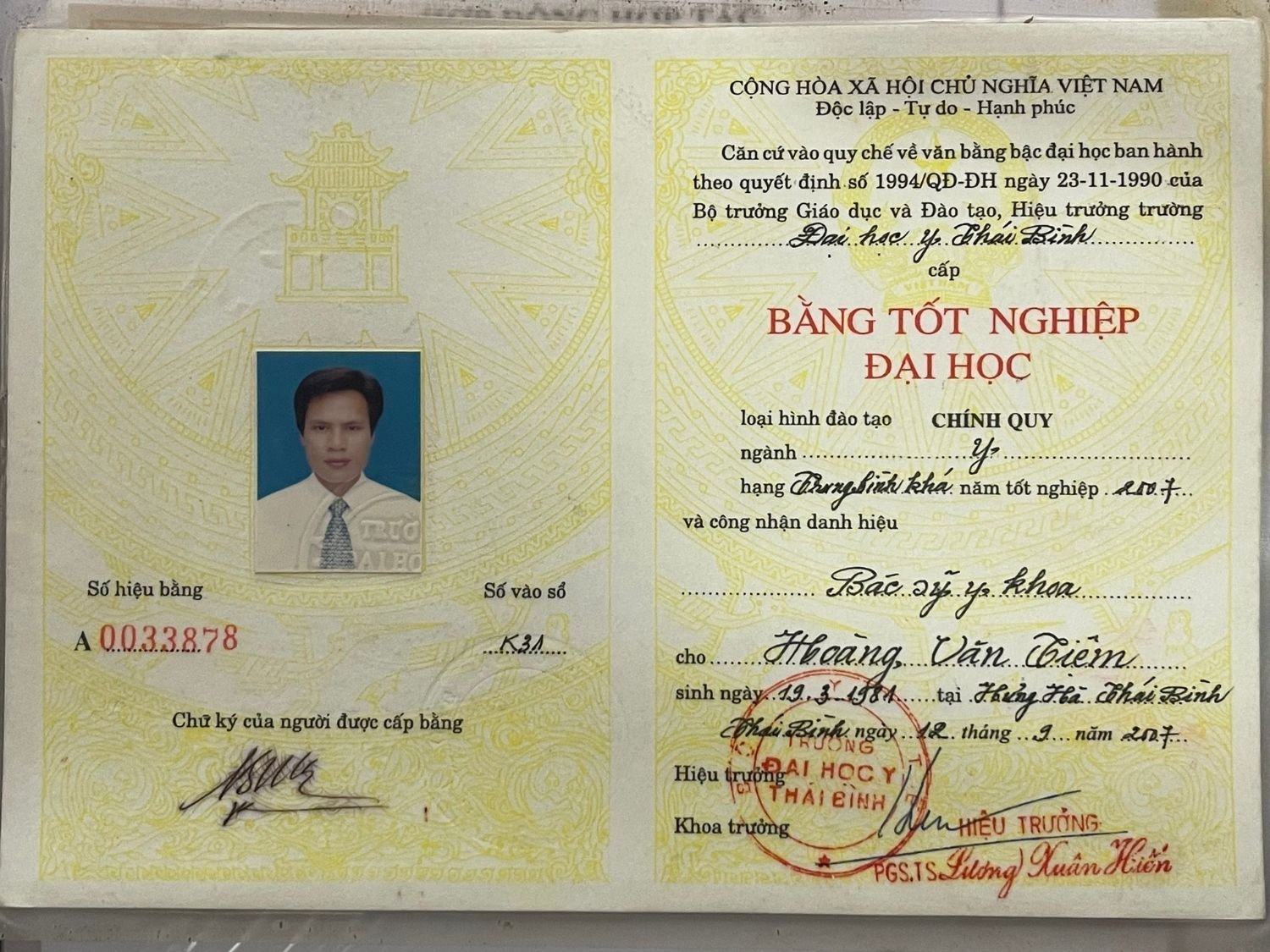  Bằng tốt nghiệp Đại học ngành Y khoa của ông Hoàng Văn Tiệm do Trường Đại học Y Thái Bình cấp năm 2007.