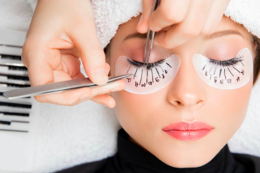 Cấy mi, nối mi giúp hàng lông mi dày và dài hơn
