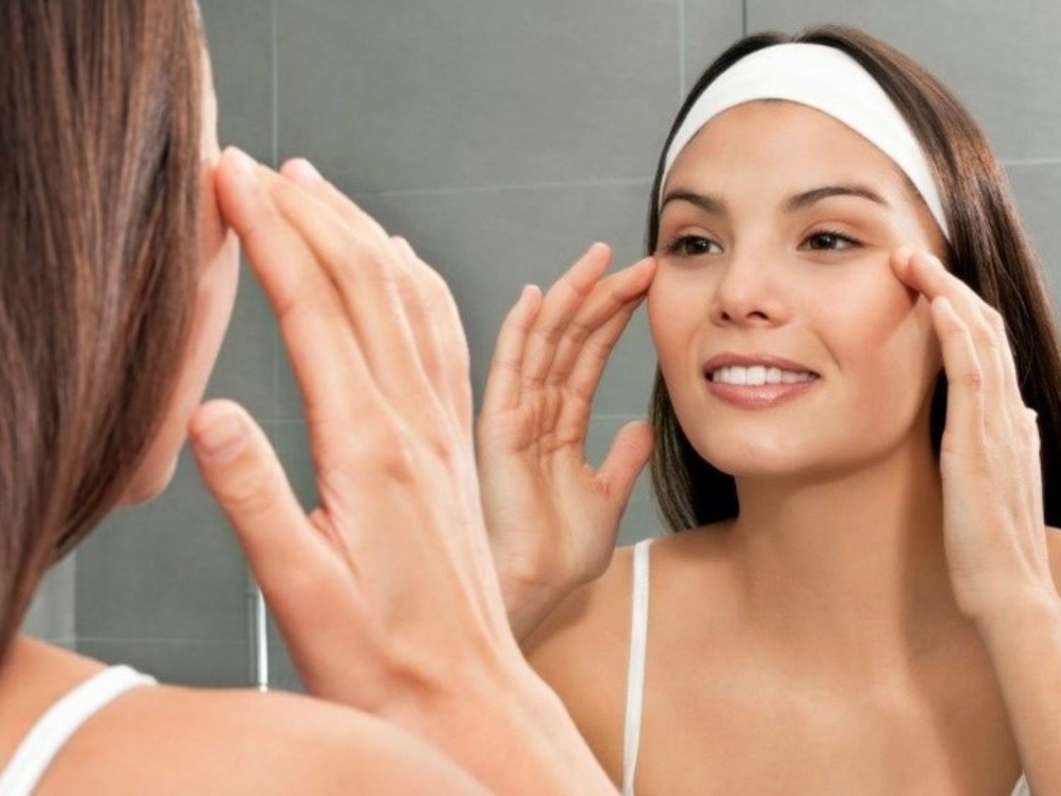 Massage mắt nhẹ nhàng 