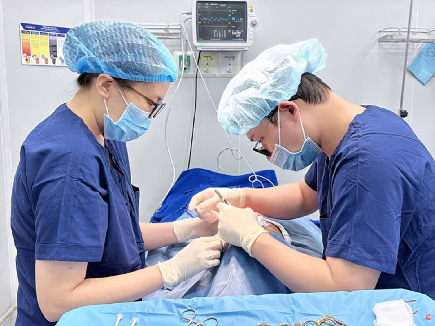 Tay nghề bác sĩ giỏi, thao tác cắt mí đúng kỹ thuật