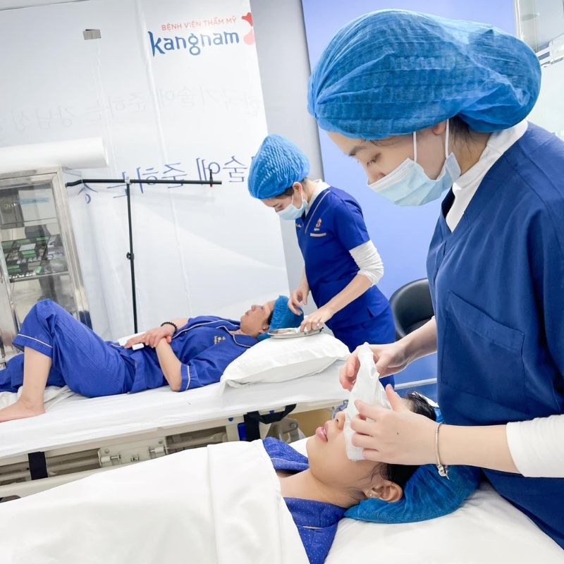 Chăm sóc hậu phẫu cắt mí cho khách hàng