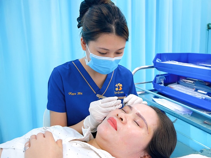 Ưu tiên đi tái khám để được bác sĩ kiểm tra tình trạng nếp mí đã hồi phục hoàn toàn chưa và hạn chế biến chứng sẹo 