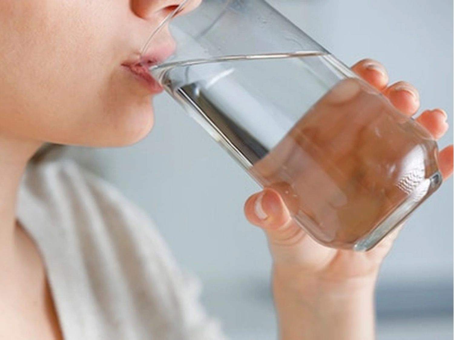 nên uống nhiều nước sau khi cắt mí để vùng mắt không bị khô và hồi phục nhanh