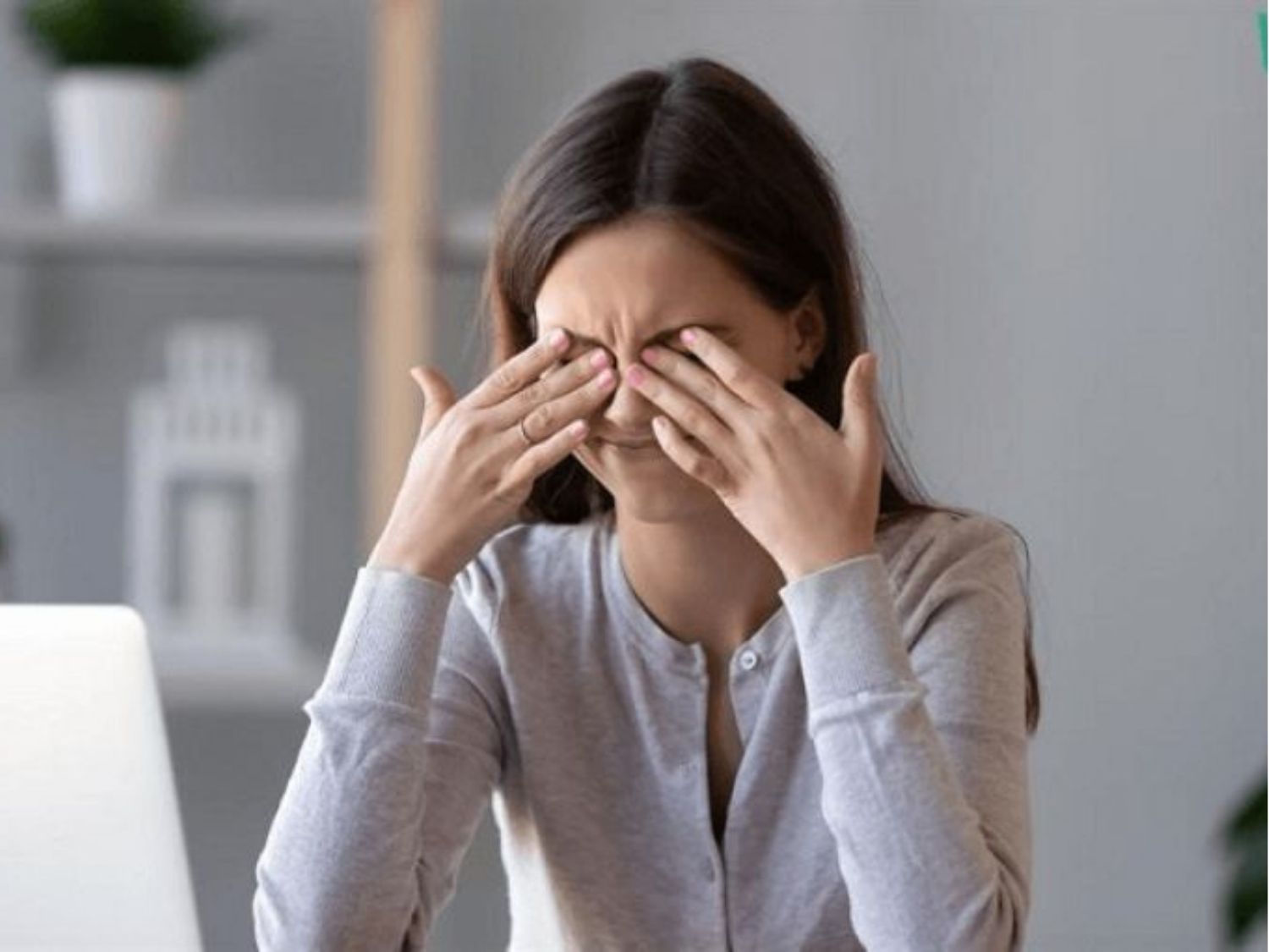 sai lầm khi chăm sóc sau cắt mí là dụi mắt mạnh làm ảnh hưởng đến vết thương,khiến mí sưng, lâu hồi phục