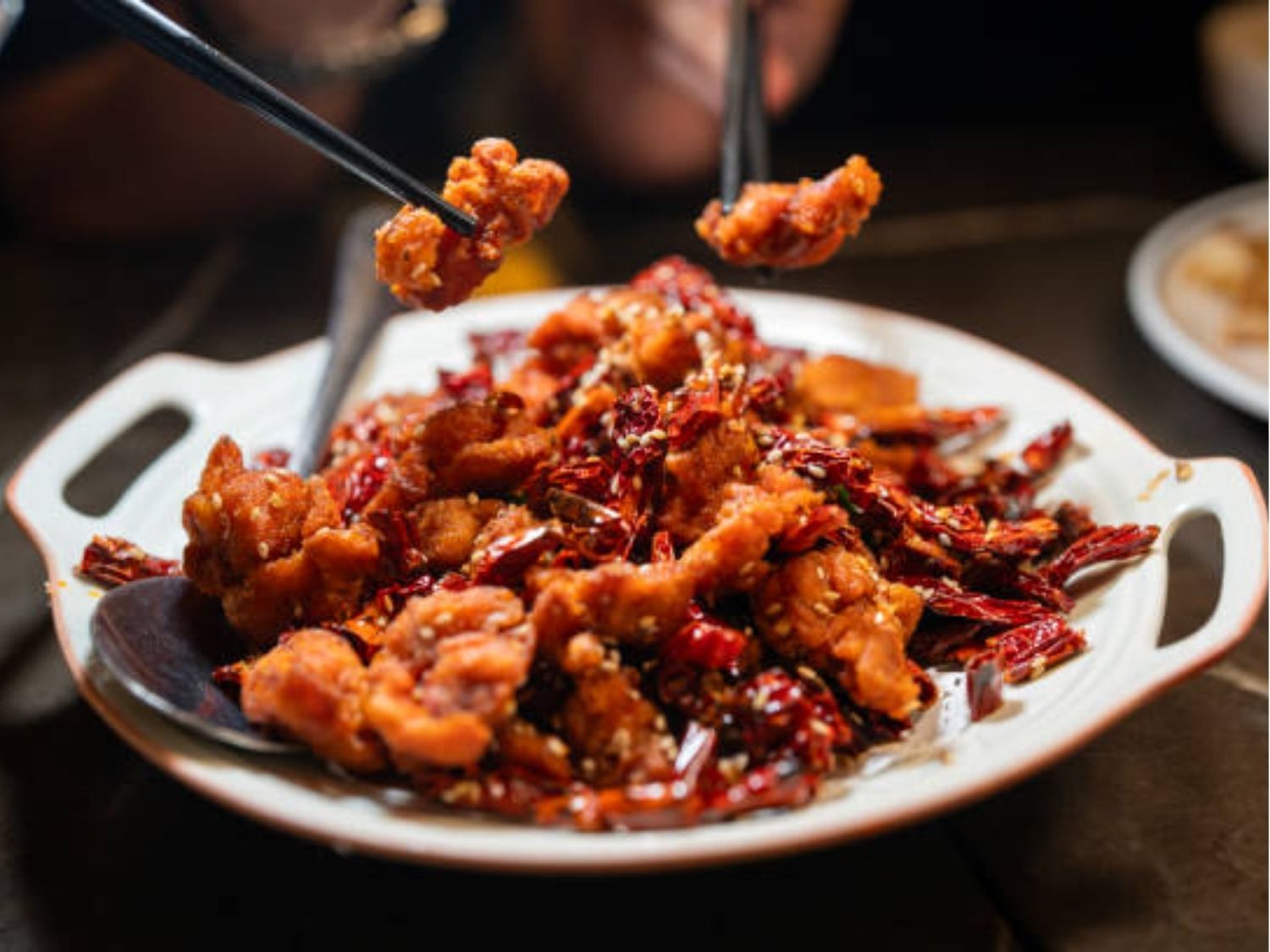 Tránh món ăn chứa nhiều gia vị cay