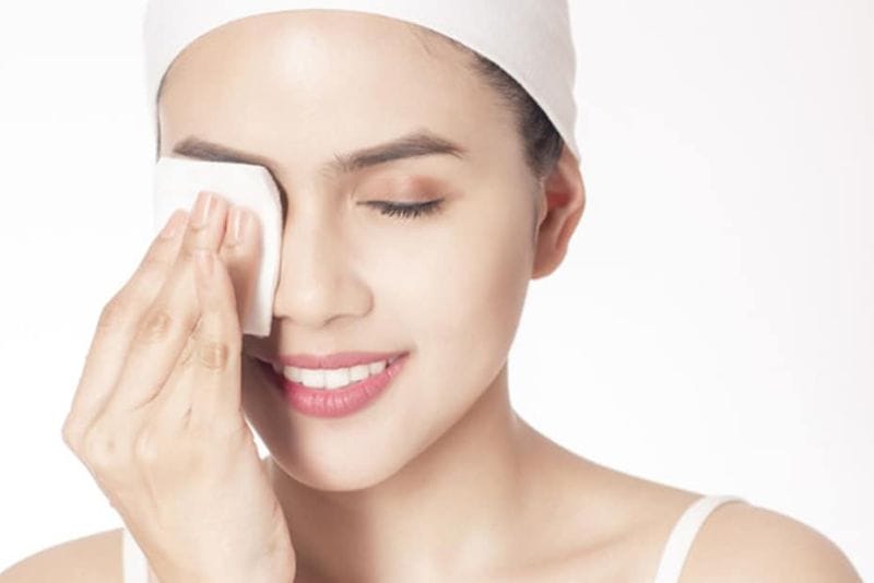 Hạn chế rửa mặt bằng nước trực tiếp sau nâng mũi trong ngày đầu