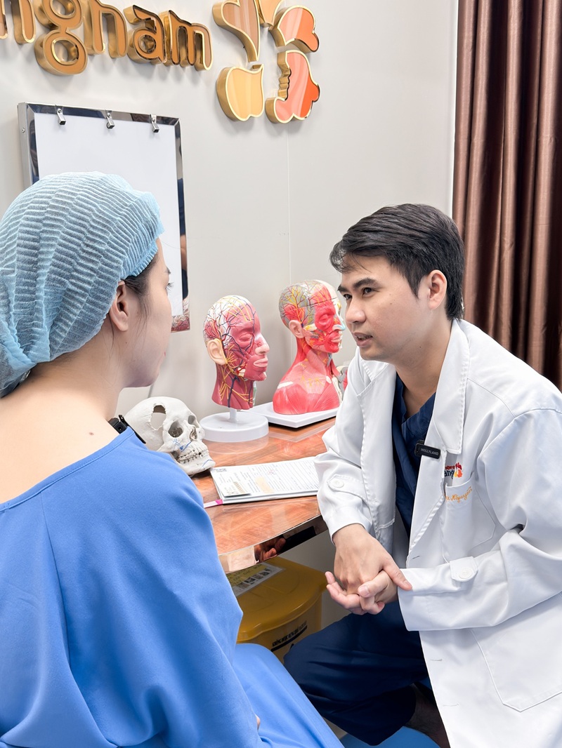 Khám với bác sĩ chuyên khoa để kiểm tra sức khỏe