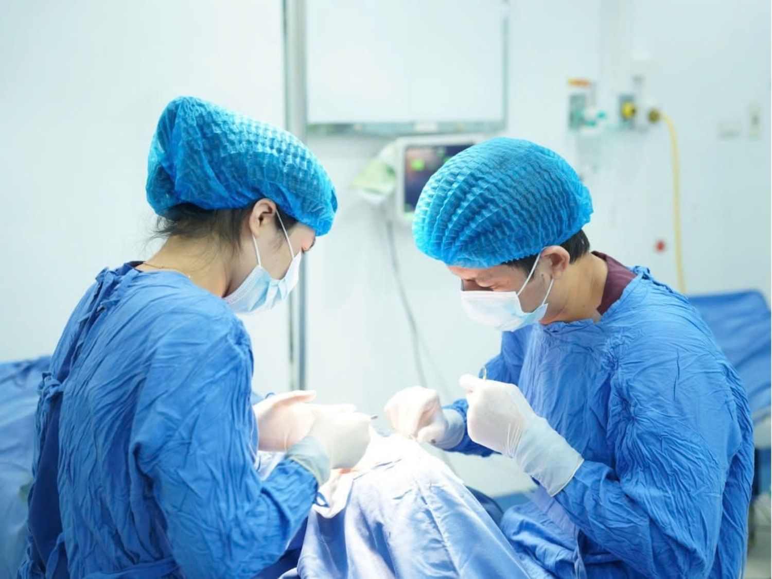 Thủ thuật cắt mí an toàn