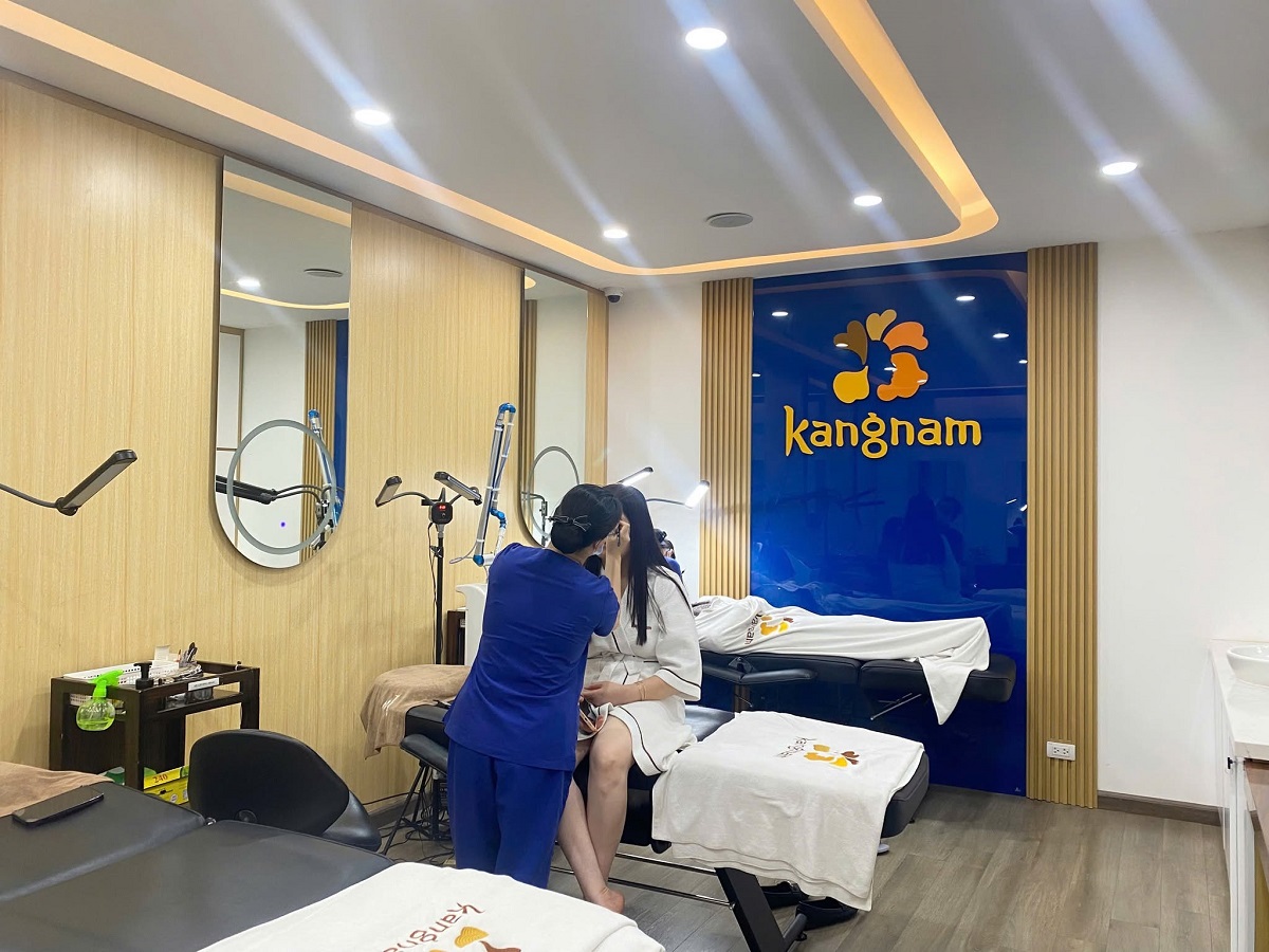 Bác sĩ và kỹ thuật viên thực hiện liệu trình tiêm trẻ hóa tại Kangnam Hà Nội