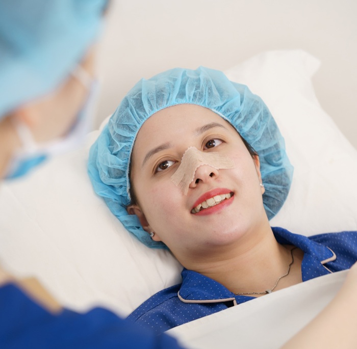 Mũi hơi sưng nhẹ sau khi nâng là bình thường