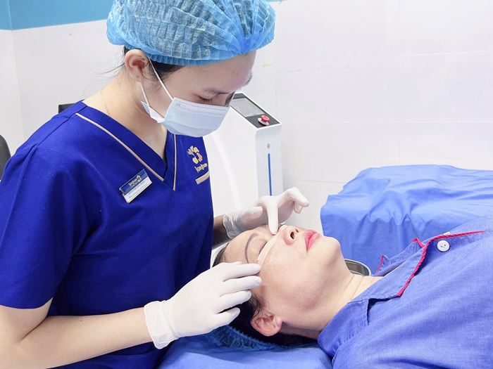 khách hàng được chăm sóc hậu phẫu bài bản sau khi cắt mí plasma , chiếu tia và vệ sinh vùng mí cẩn thận