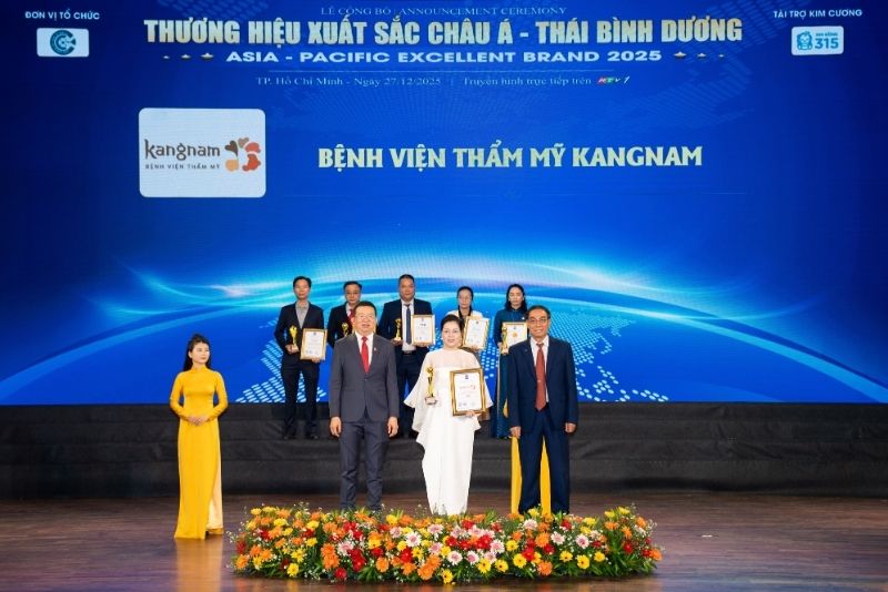 Bà Lê Minh Đương - Giám đốc Bệnh viện Thẩm mỹ Kangnam Sài Gòn (bên phải) nhận cúp vinh danh