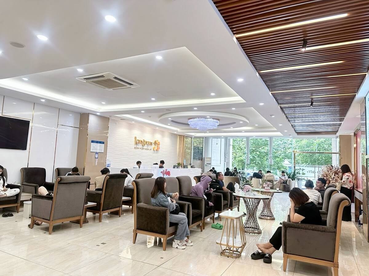 Không gian sảnh chờ tại Viện thẩm mỹ Kangnam Hà Nội 194 Trường Chinh