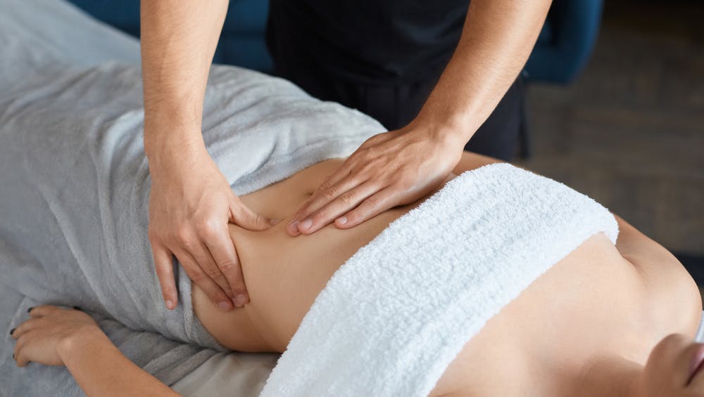Massage nhẹ nhàng vùng hút mỡ để giúp khí huyết lưu thông