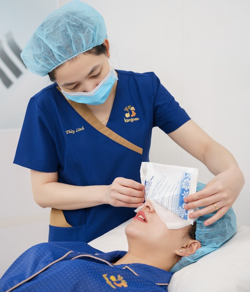 Chườm lạnh giúp dáng mũi giảm sưng tấy