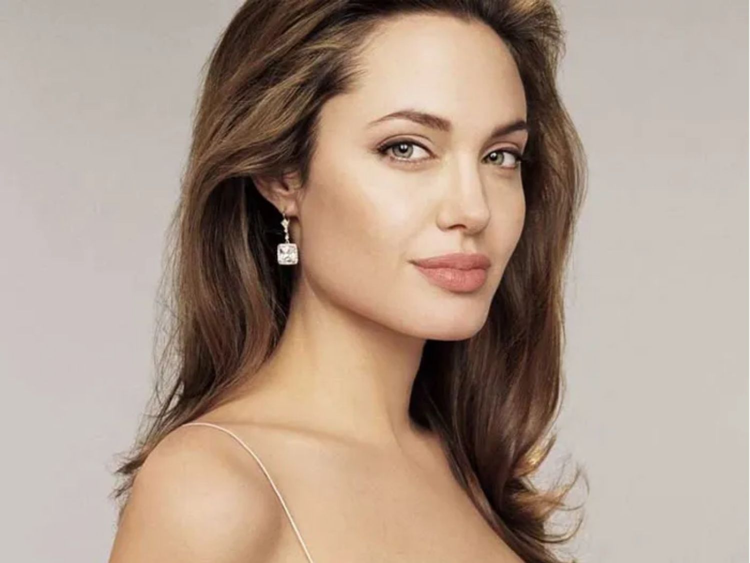 gương mặt góc cạnh không hợp với dáng mũi Sline