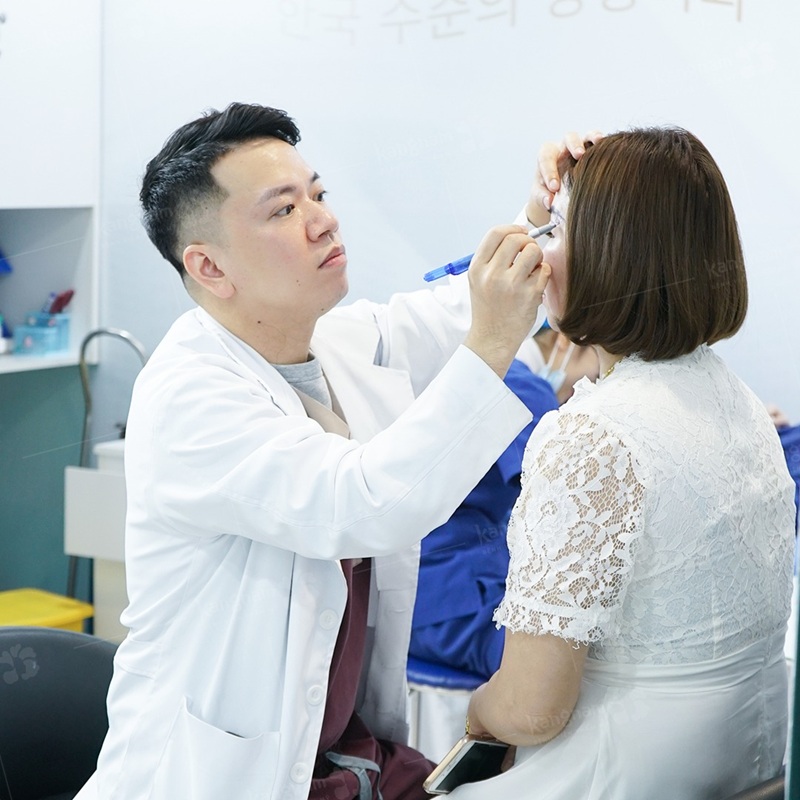 Bác sĩ đánh giá tình trạng mắt trước khi thực hiện