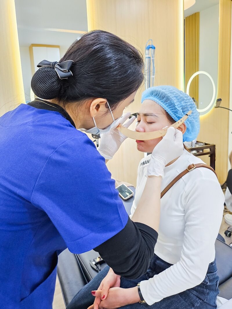 Kỹ thuật viên sẽ đo vẽ dáng mày, đôi môi chính xác