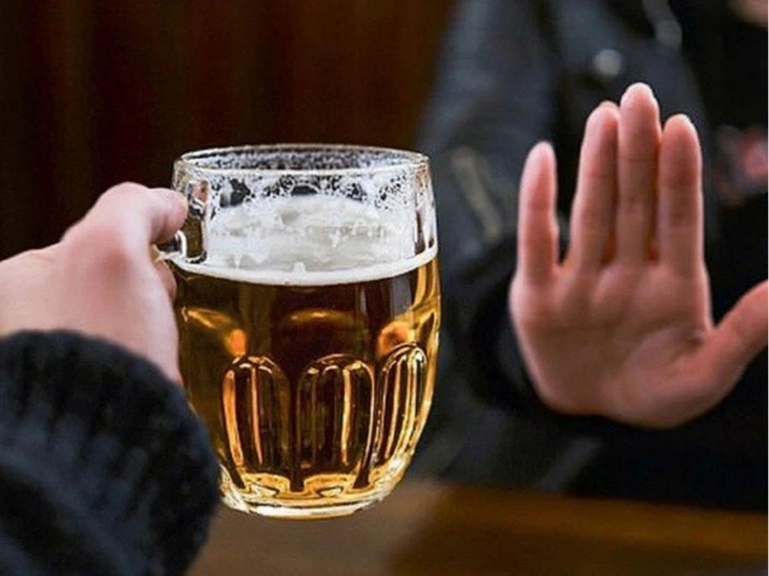 Sau cắt mí không nên uống bia, rượu