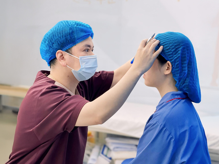 bác sĩ đang thăm khám và đo vẽ vùng mí mắt để tạo nếp mí phù hợp, lên phác đồ cắt mí cá nhân hóa để khách hàng sở hữu đường nét tự nhiên