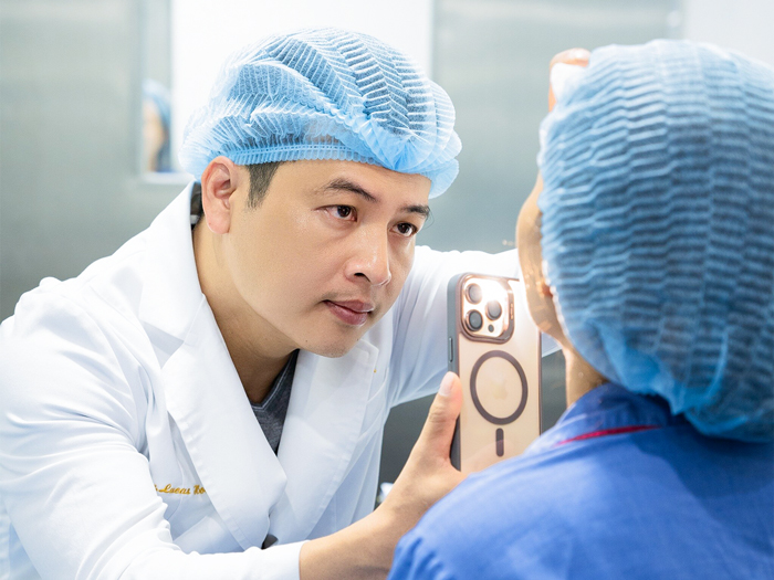 bác sĩ thăm khám cho khách hàng để xác định xem khách hàng có phù hợp nâng mũi bọc sụn tai không