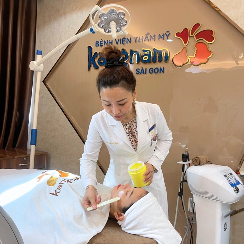 Bác sĩ da liễu trực tiếp chăm sóc, điều trị mụn