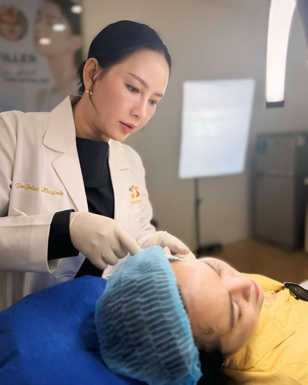 Dr. Jolie Huỳnh là bác sĩ Da liễu nổi tiếng tại Sài Gòn