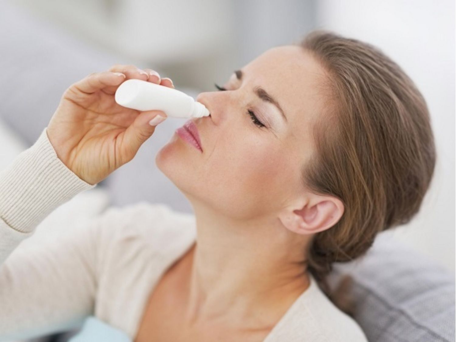 Làm sạch vùng mũi thường xuyên