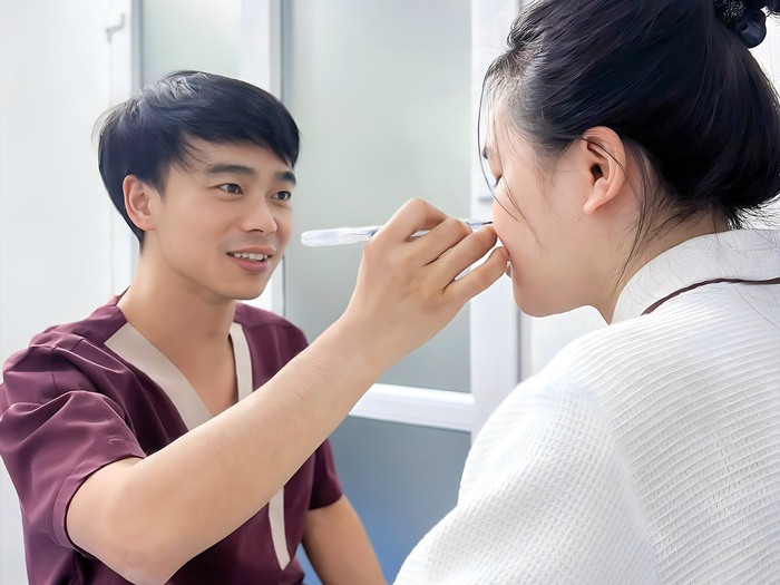 Bác sĩ phẫu thuật phân tích cấu trúc xương và độ dày da mũi để tư vấn phương pháp nâng mũi an toàn.