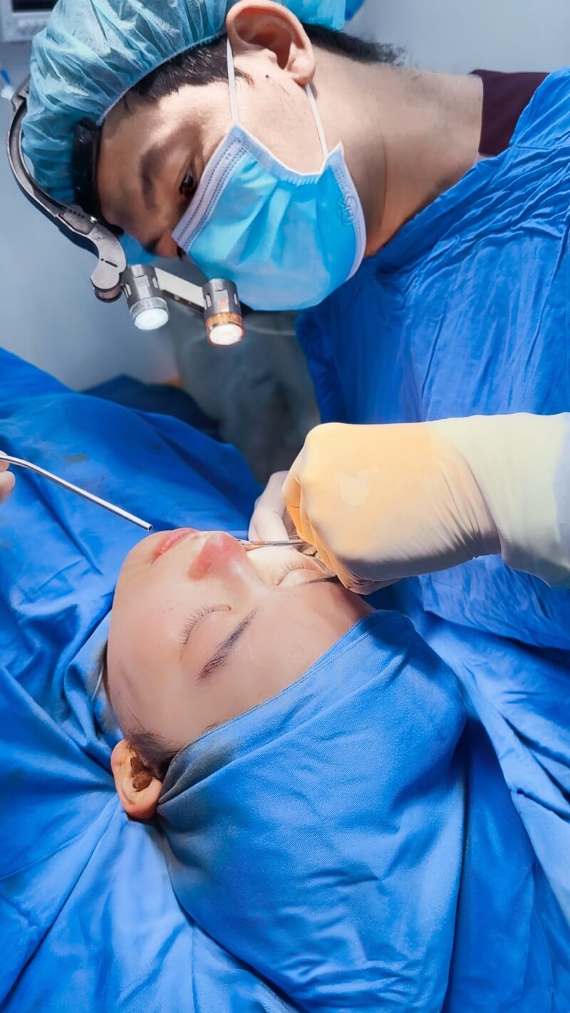 Bác sĩ Henry Nguyễn phẫu thuật cho Thanh Thảo