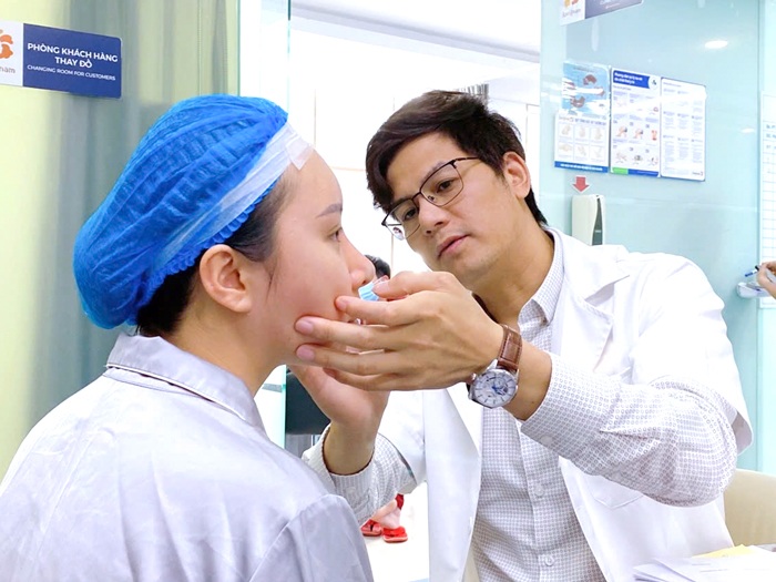 Bác sĩ sửa mũi hỏng kiểm tra tình trạng mũi và đưa ra tư vấn dáng mũi, cấu trúc mũi phù hợp cho khách hàng