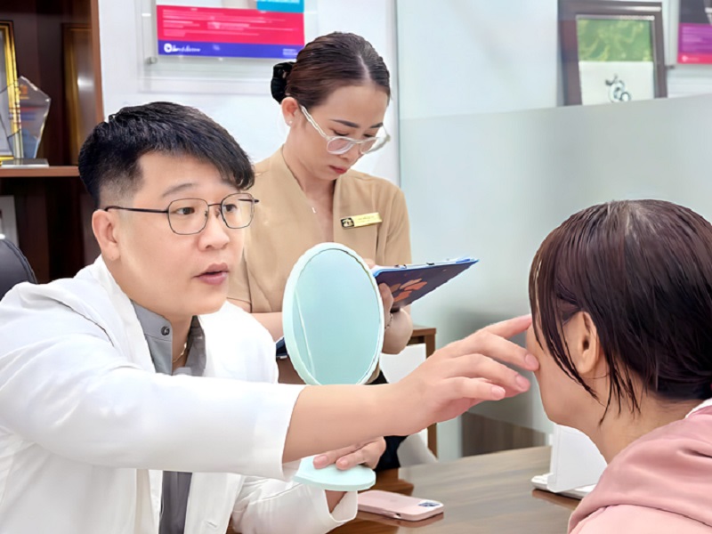 Bác sĩ chuyên khoa thẩm mỹ thăm khám xác định tình trạng mũi hếch mũi hỏng trước khi báo giá phẫu thuật