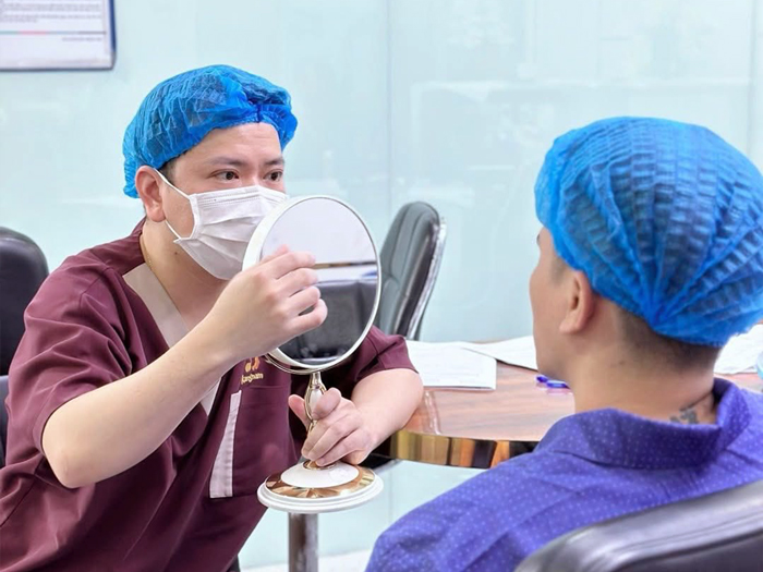 Hình ảnh thực tế bác sĩ chuyên khoa giải thích sự khác biệt giữa gây tê cục bộ và gây mê cho khách hàng tại phòng khám.