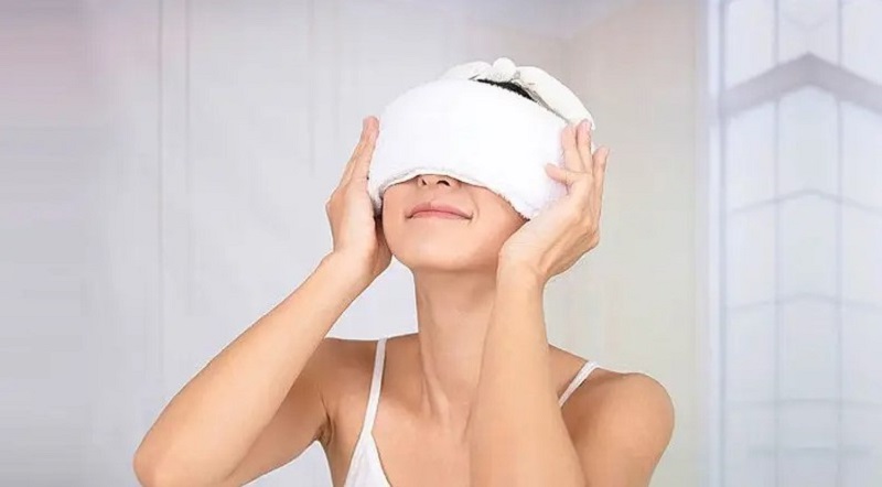 Chườm lạnh xung quanh mí mắt để giảm sưng