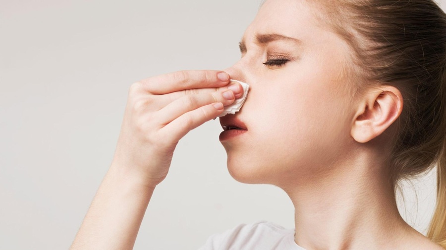 Không nên tự ý cắt chỉ nâng mũi tại nhà để tránh biến chứng nguy hiểm, ảnh hưởng đến form mũi