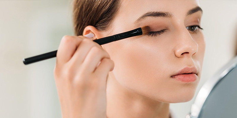 Nếp mí sau 1 tháng đã ổn định có thể trang điểm nhẹ nhàng được bằng phấn mắt