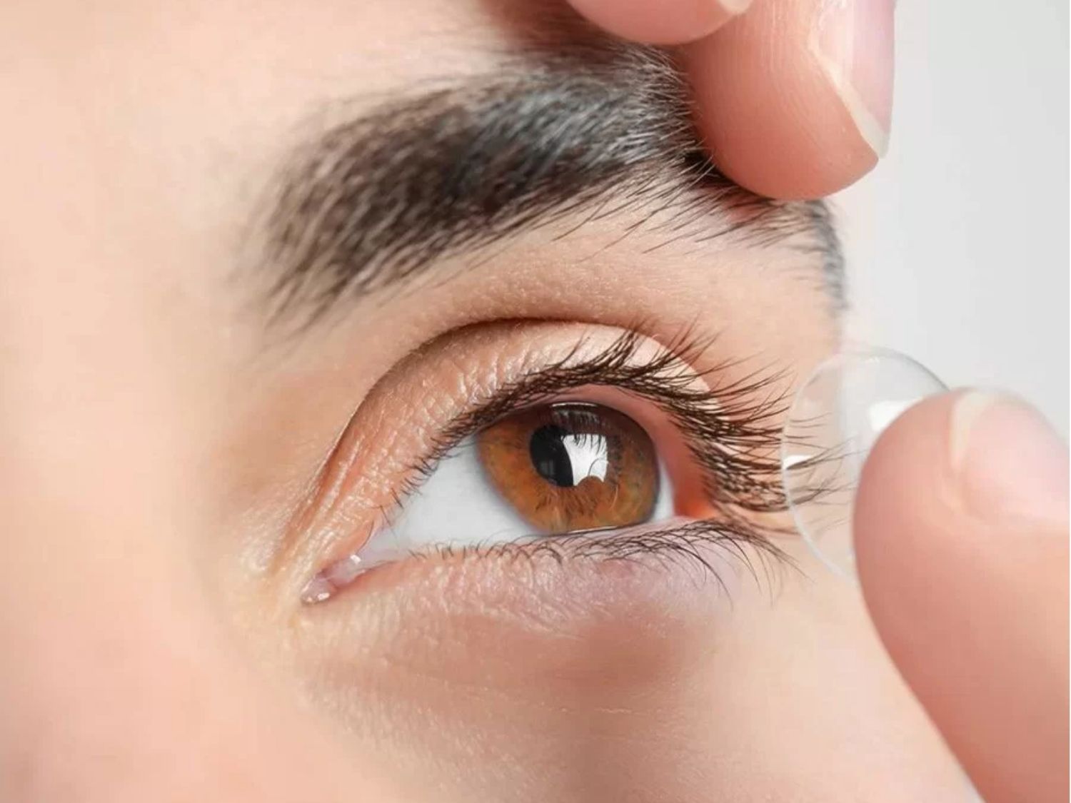 không nên đeo lens sớm sau khi cắt chỉ mí để mí mắt hồi phục ổn định hơn