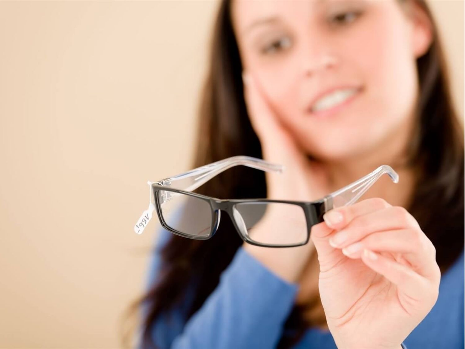 Người bị cận thị, viễn thị hay loạn thị hoàn toàn có thể cắt mí nhưng cần được thăm khám kỹ và có chỉ định đúng từ bác sĩ chuyên môn