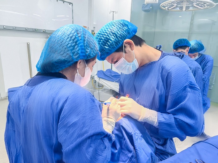 Bác sĩ kiểm tra, đánh giá độ chùng cả da và tiến hành cắt da mí khi cắt mí đảm bảo nếp mí rõ, nhìn tự nhiên