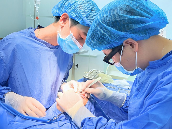 Cắt mí plasma chỉ tác động phía ngoài da, không xâm lấn sâu vào cấu trúc bên trong mắt