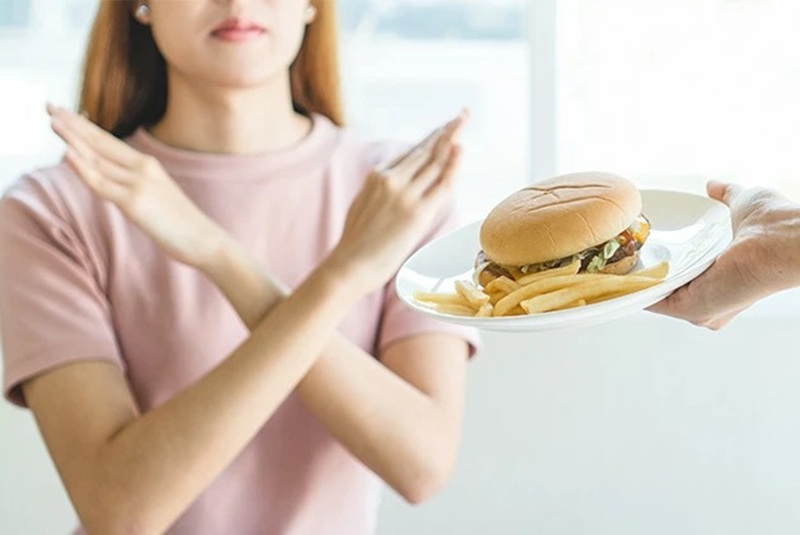 Kiêng đồ ngọt, đồ nhiều dầu mỡ trong vài tuần đầu sau hút mỡ để tránh tích tụ mỡ và giúp về form chuẩn hơn