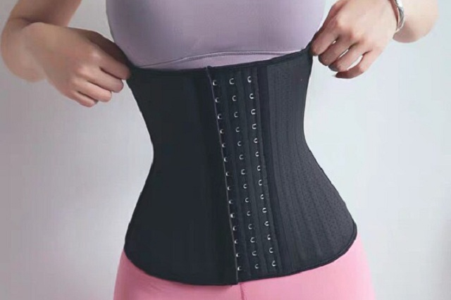 Mặc gen định hình giúp áp sát khoảng trống dưới da, ngăn ngừa tụ dịch