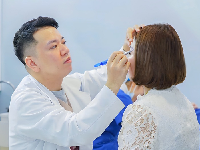 Gặp trực tiếp bác sĩ để tư vấn, thăm khám kỹ càng tình trạng mí mắt trước khi phẫu thuật, đảm bảo form mí chuẩn, hài hòa và phù hợp nhất với khuôn mặt